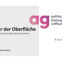 Deckblatt des Programmheftes der Themenwoche "Unter der Oberfläche" der AG Politische Bildung der Stadt Cottbus